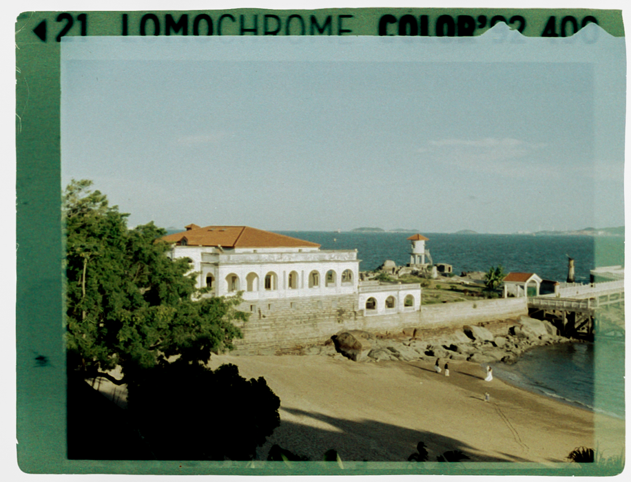 LomoChrome Color ’92 Sun-Kissed 400 Color Negative - 110mm Film, 24 Exposures, Single Roll