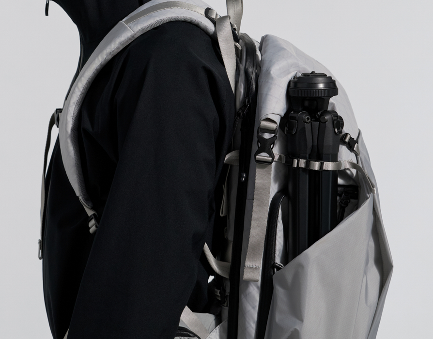 Urth Helios Outdoor 40L Backpack with Core Camera Cube M - Onyx