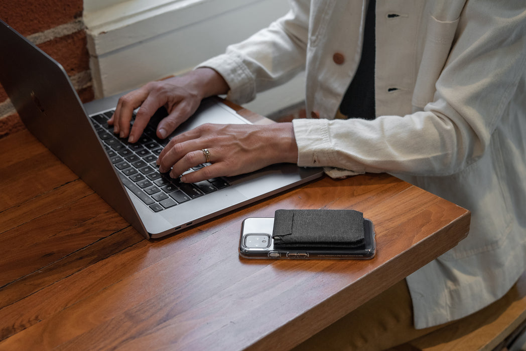 Peak Design Mobile Universal Adapter For All Phones - Charcoal